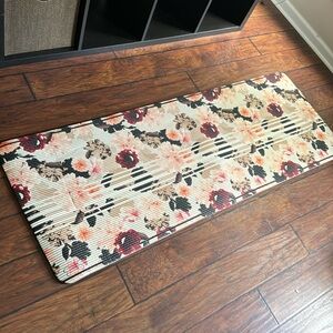Jessica Simpson yoga mat